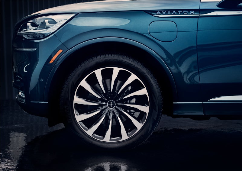 The 2023 Lincoln Aviator® Black Label Grand Touring model with unique 12-spoke wheel | Holmes Tuttle Lincoln in Tucson AZ