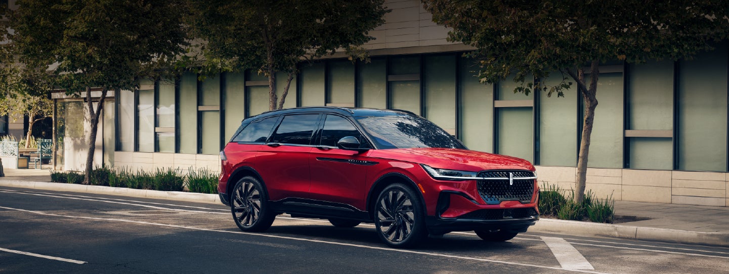 A 2025 Lincoln Nautilus® SUV with an available hybrid powertrain is parked in an urban setting. | Holmes Tuttle Lincoln in Tucson AZ