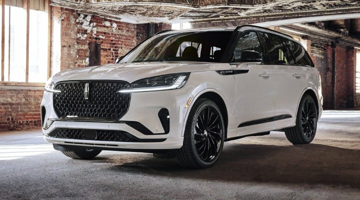 A 2026 Lincoln Aviator® SUV is shown with the available Jet Appearance Package. | Holmes Tuttle Lincoln in Tucson AZ