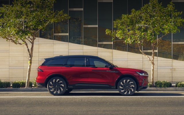 A 2026 Lincoln Nautilus® SUV with an available Hybrid Powertrain is parked in an urban setting. | Holmes Tuttle Lincoln in Tucson AZ