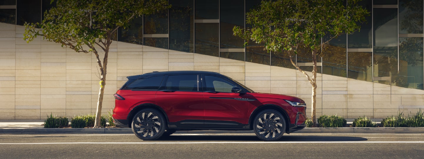 A 2026 Lincoln Nautilus® SUV with an available Hybrid Powertrain is parked in an urban setting. | Holmes Tuttle Lincoln in Tucson AZ