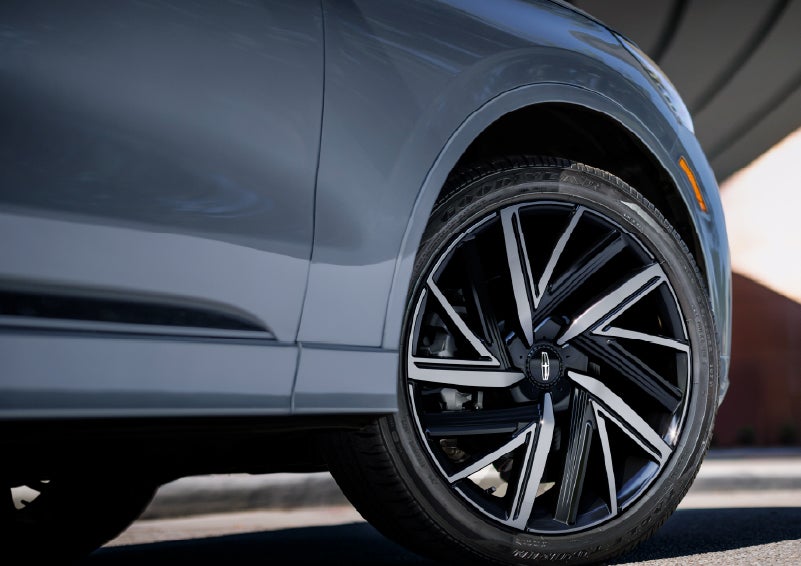 The wheel of the 2027 Lincoln Aviator® Black Label™ SUV is shown slightly angled out. | Holmes Tuttle Lincoln in Tucson AZ