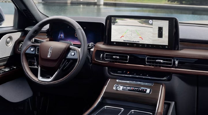 The backup camera of the 2027 Lincoln Aviator® SUV is displayed on screen. | Holmes Tuttle Lincoln in Tucson AZ